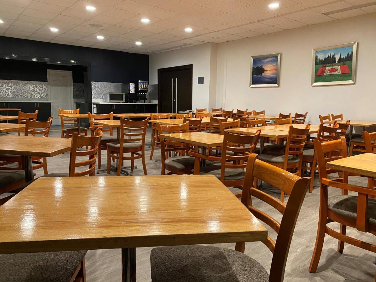Ramada By Wyndham Belleville Harbourview Conference Center Экстерьер фото