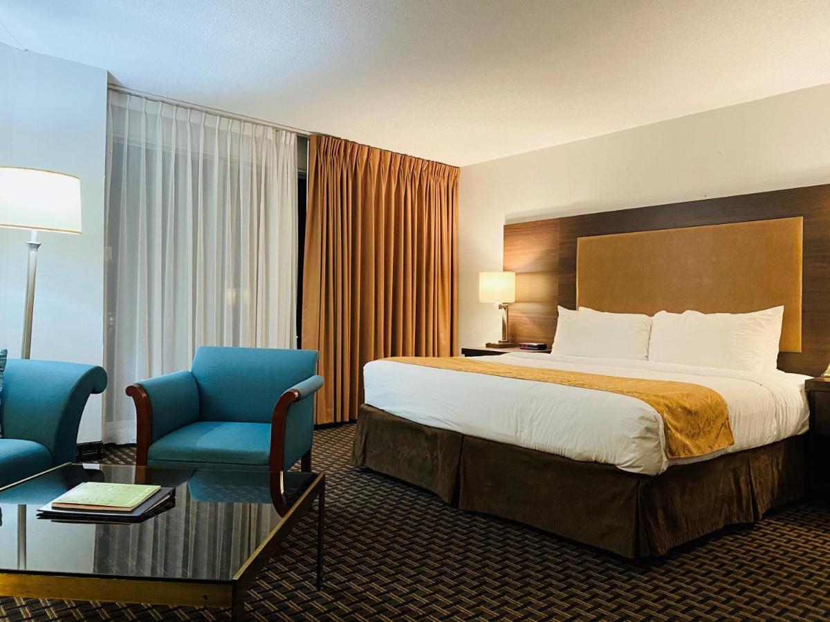Ramada By Wyndham Belleville Harbourview Conference Center Экстерьер фото