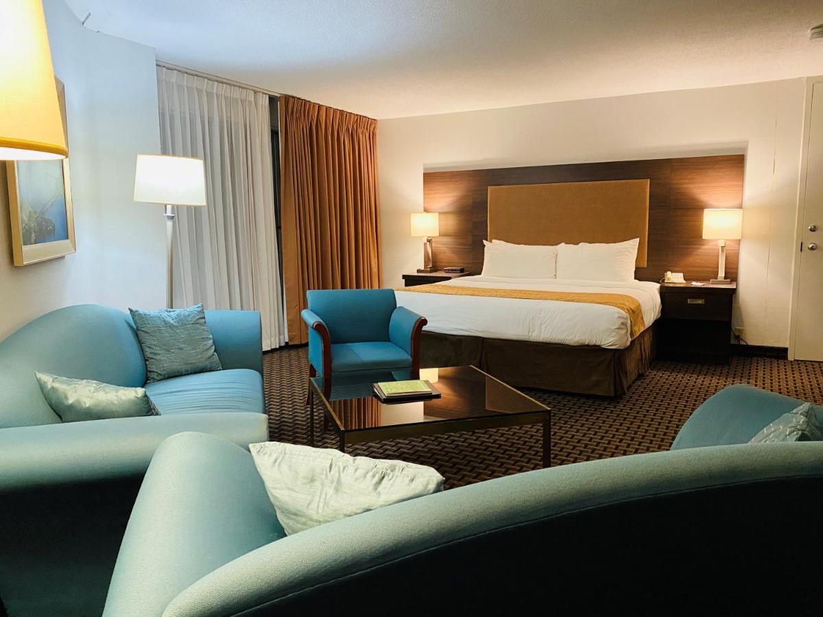 Ramada By Wyndham Belleville Harbourview Conference Center Экстерьер фото