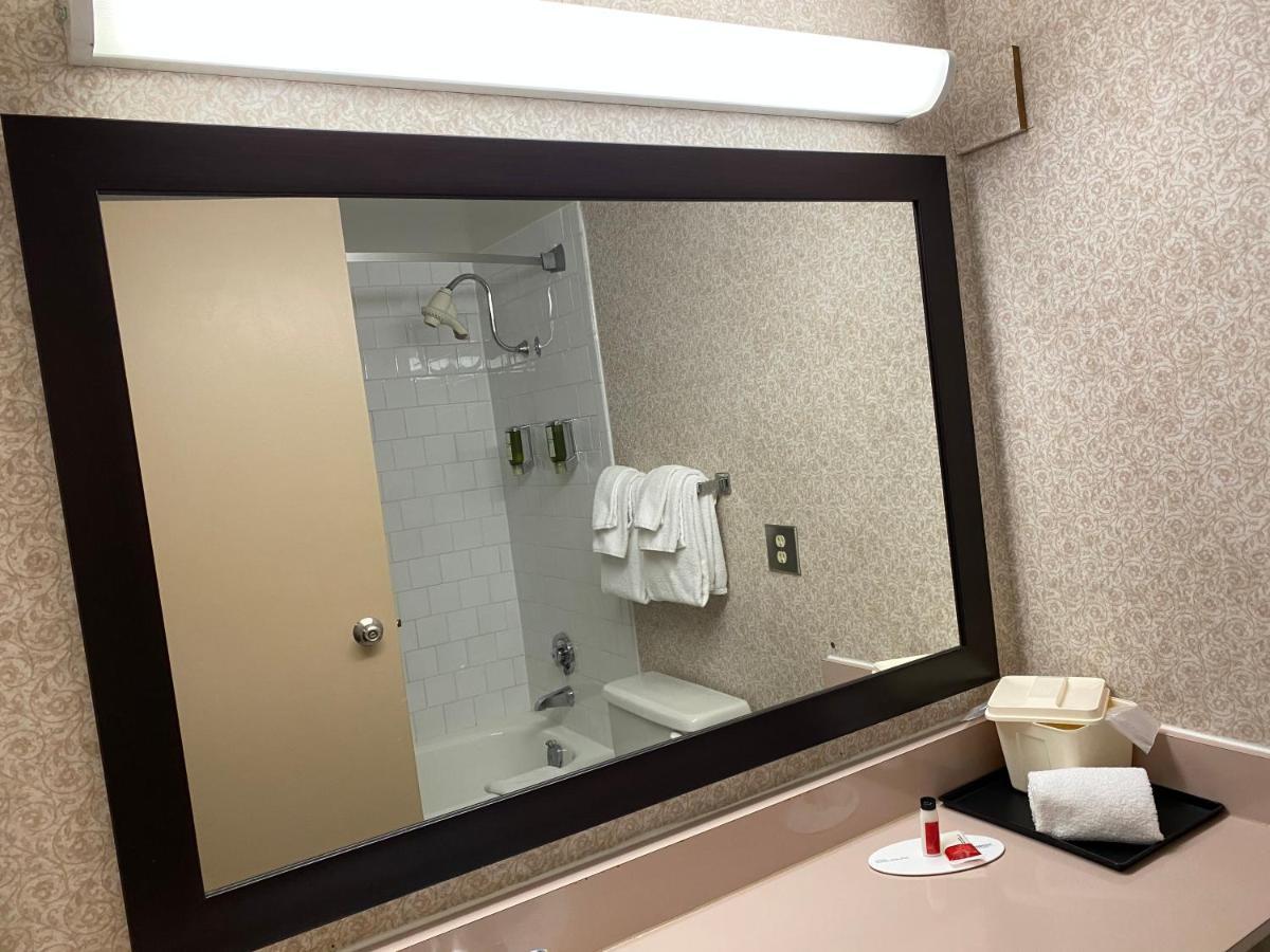 Ramada By Wyndham Belleville Harbourview Conference Center Экстерьер фото