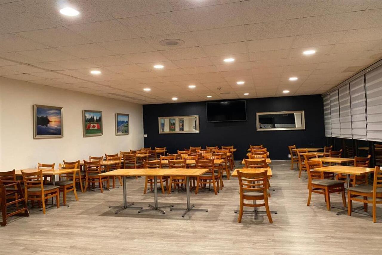 Ramada By Wyndham Belleville Harbourview Conference Center Экстерьер фото