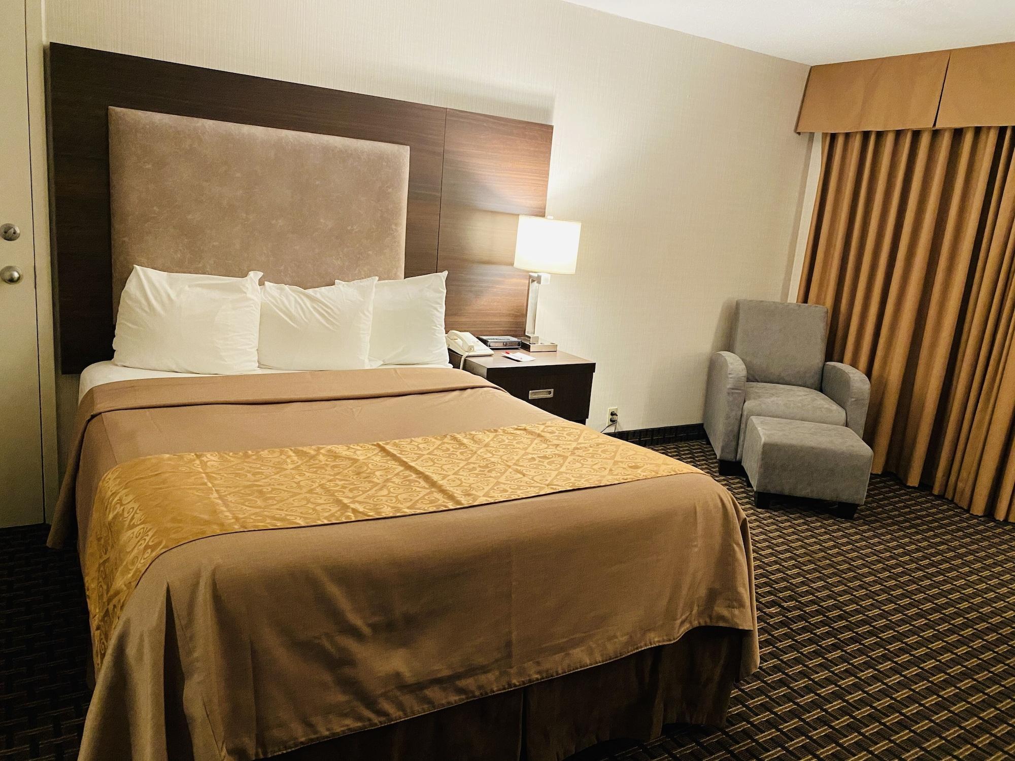 Ramada By Wyndham Belleville Harbourview Conference Center Экстерьер фото