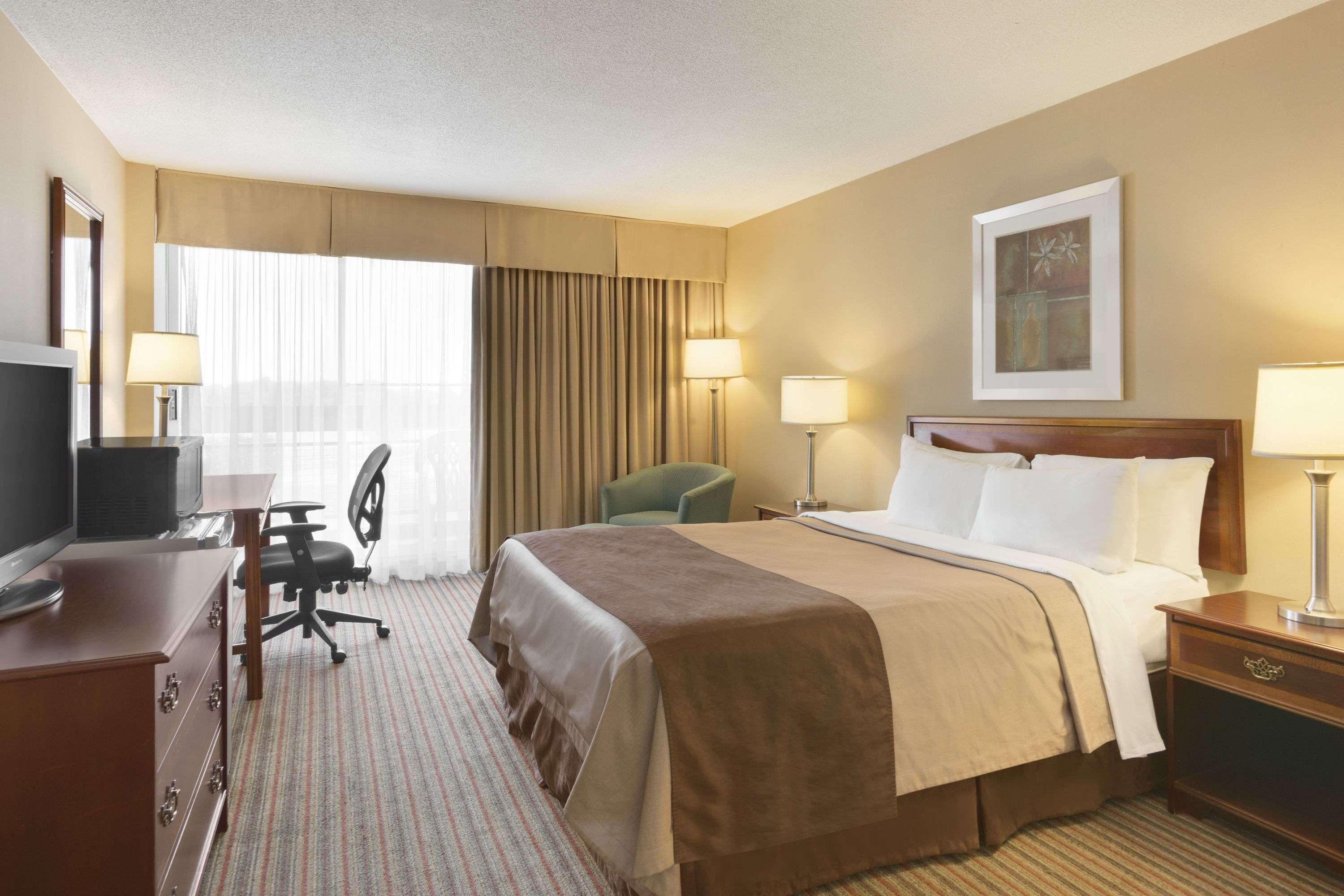 Ramada By Wyndham Belleville Harbourview Conference Center Экстерьер фото