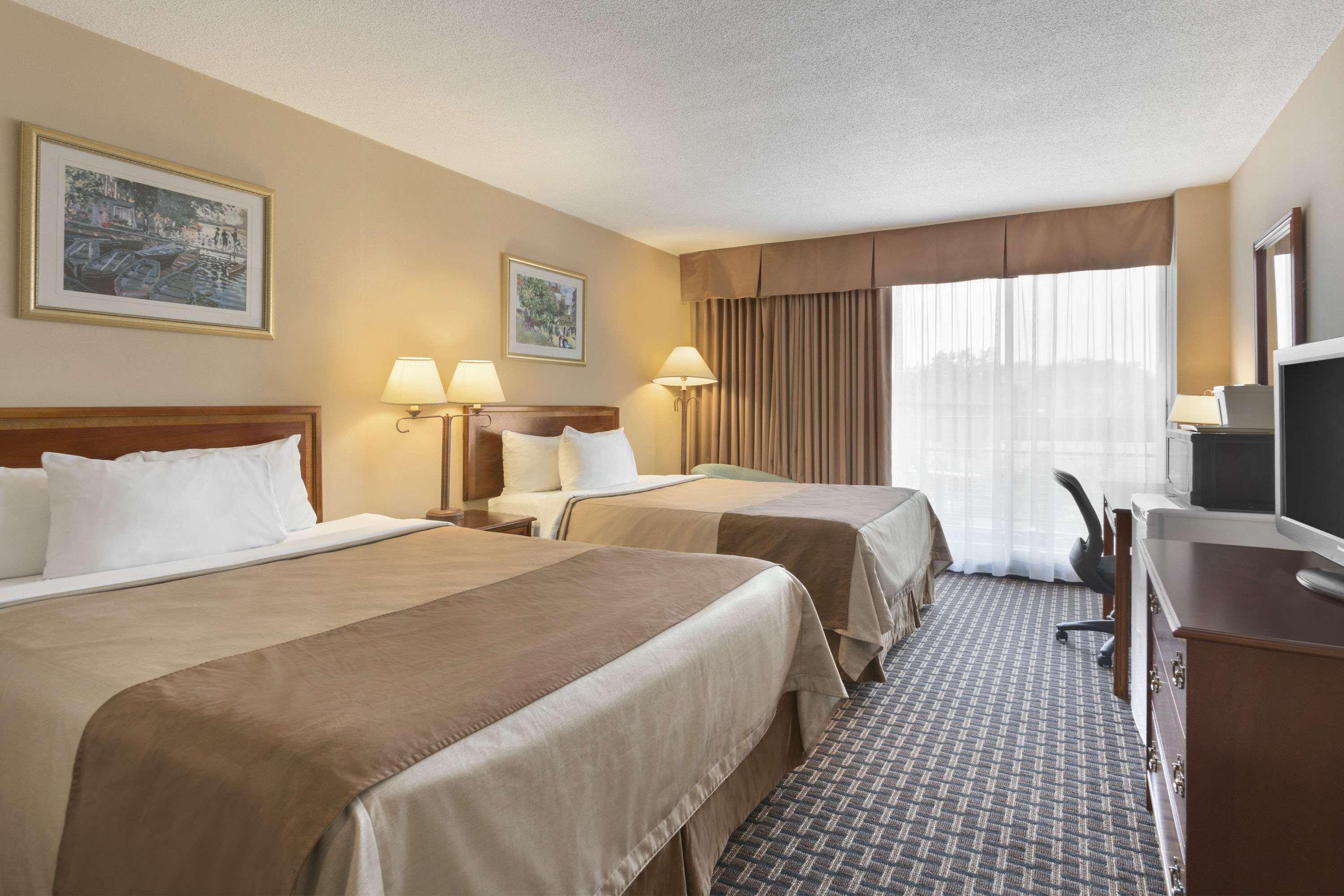 Ramada By Wyndham Belleville Harbourview Conference Center Экстерьер фото