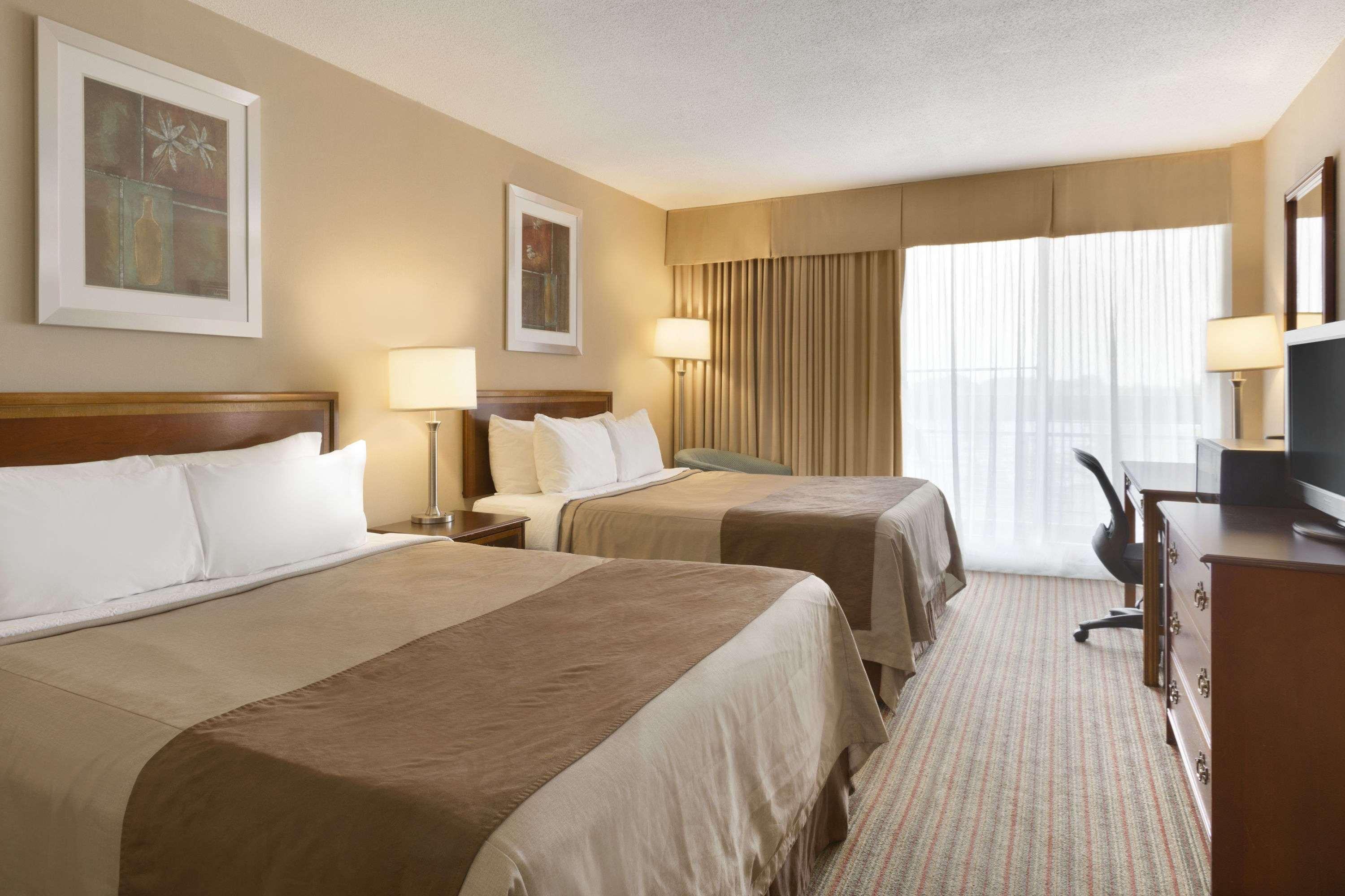 Ramada By Wyndham Belleville Harbourview Conference Center Экстерьер фото