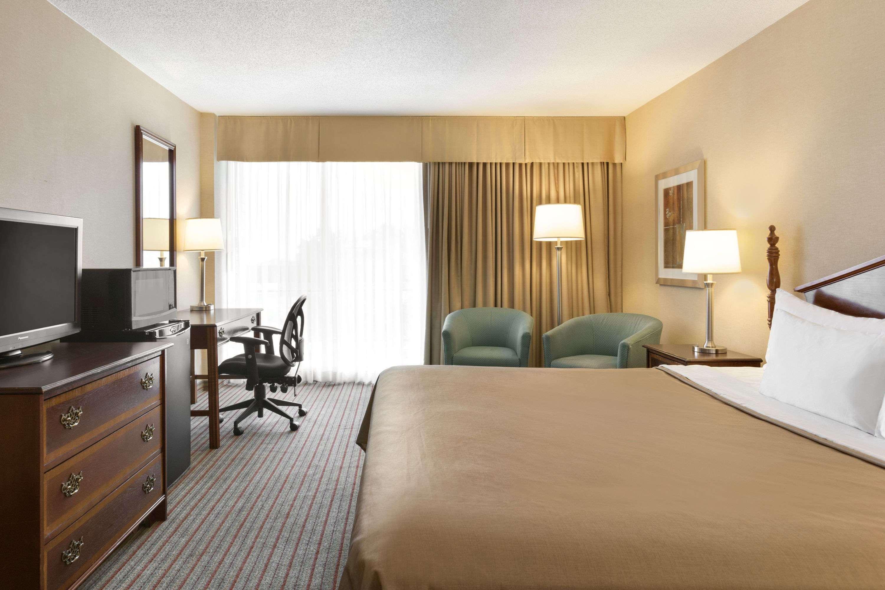 Ramada By Wyndham Belleville Harbourview Conference Center Экстерьер фото