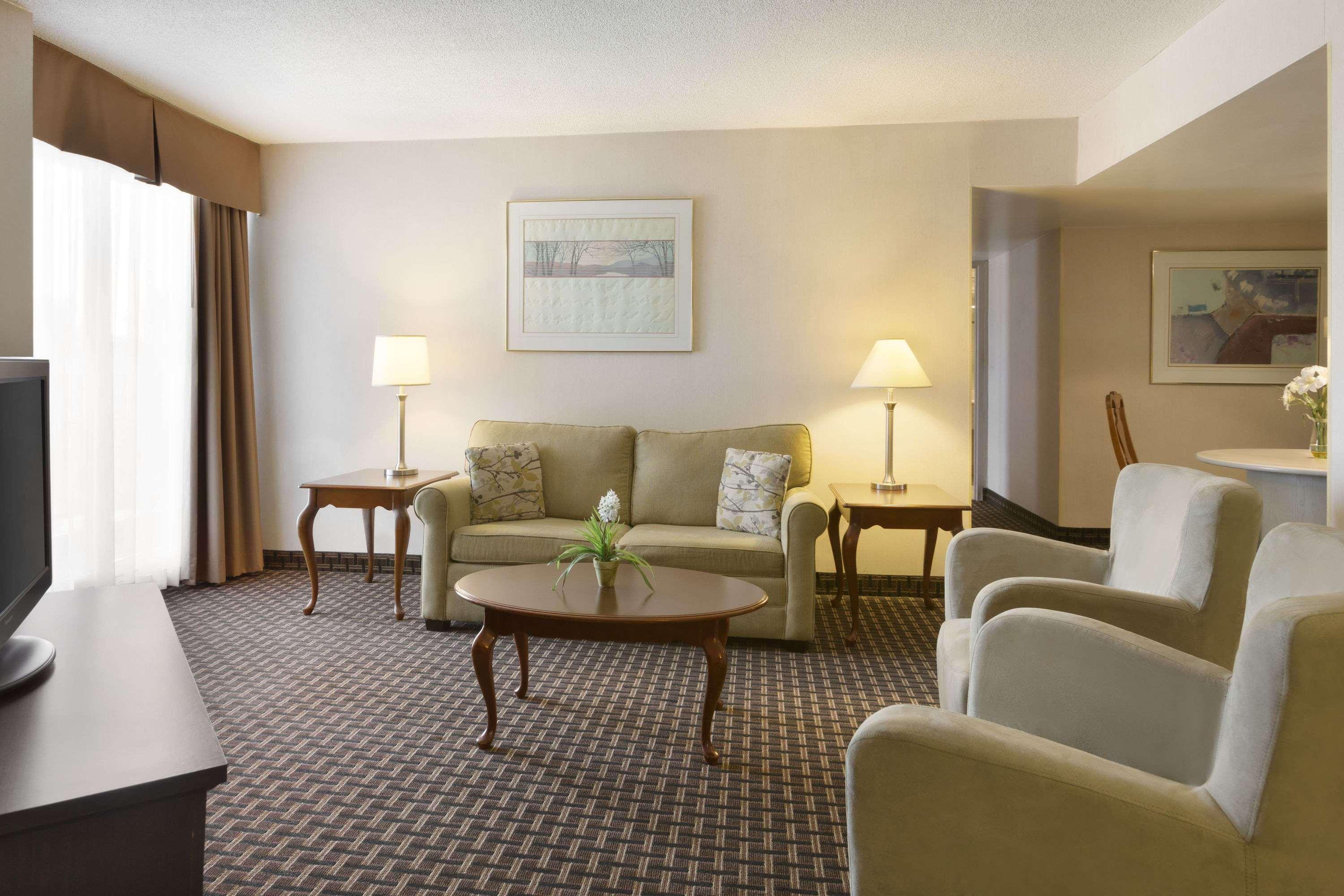 Ramada By Wyndham Belleville Harbourview Conference Center Экстерьер фото