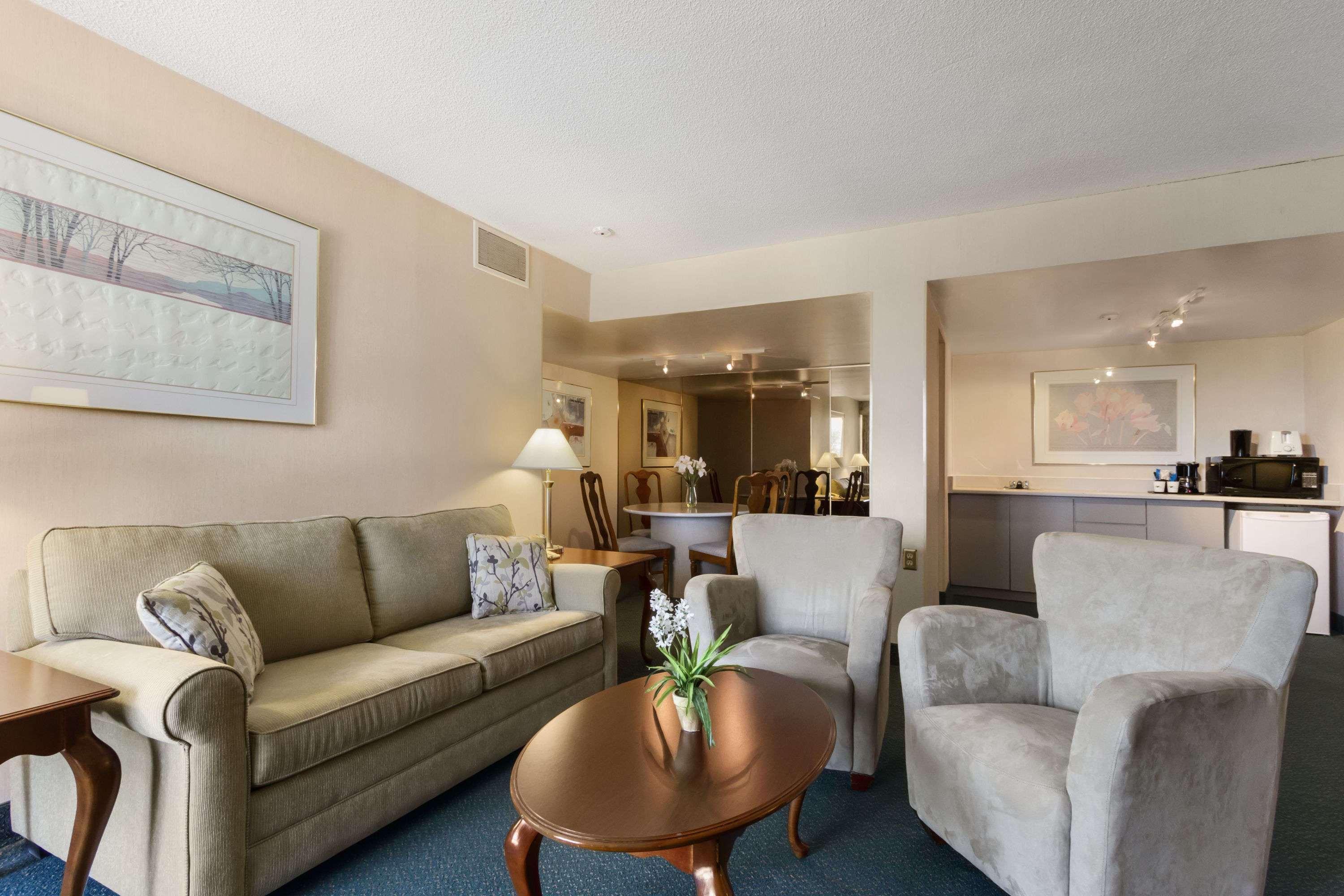 Ramada By Wyndham Belleville Harbourview Conference Center Экстерьер фото