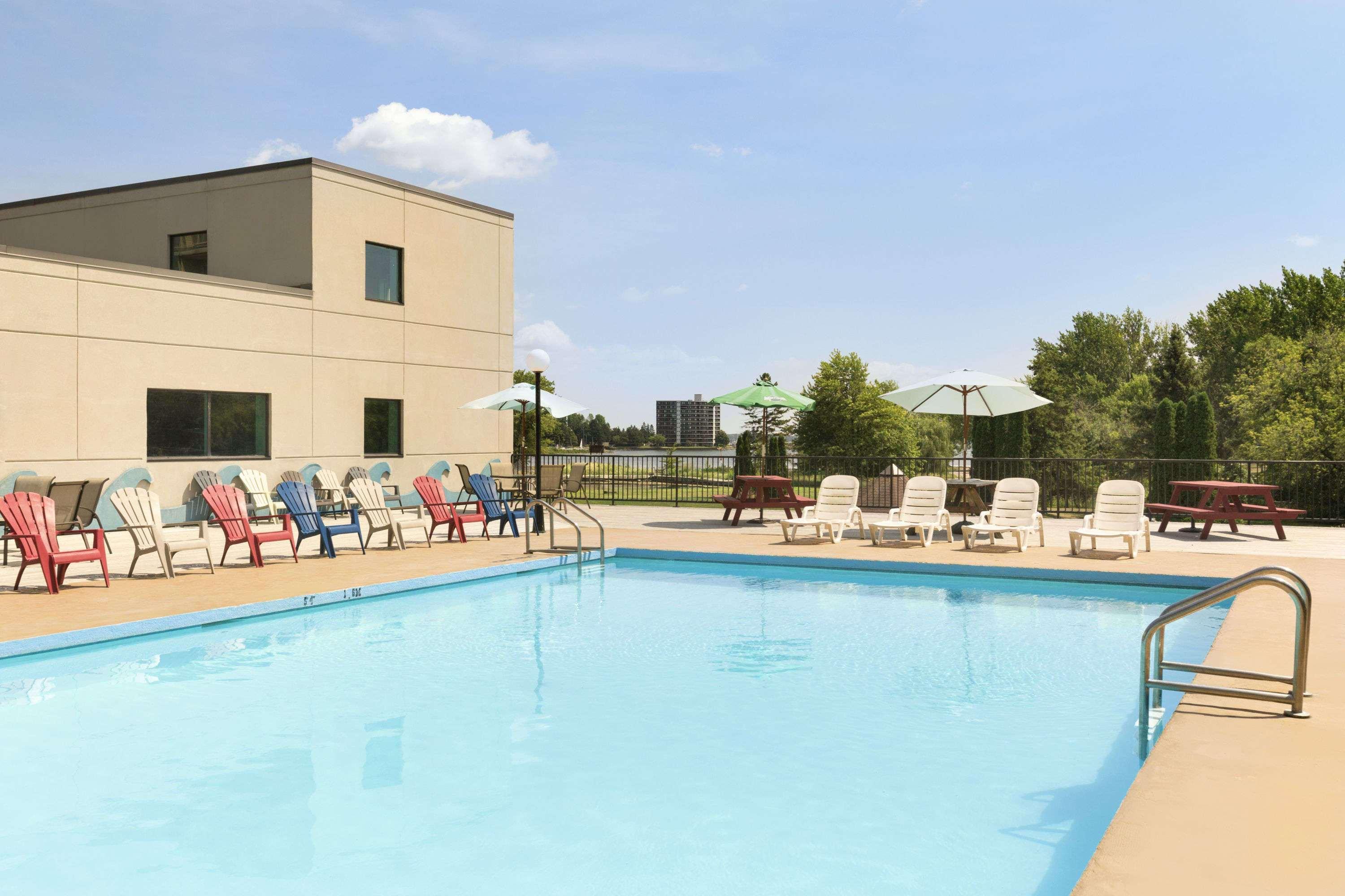 Ramada By Wyndham Belleville Harbourview Conference Center Экстерьер фото