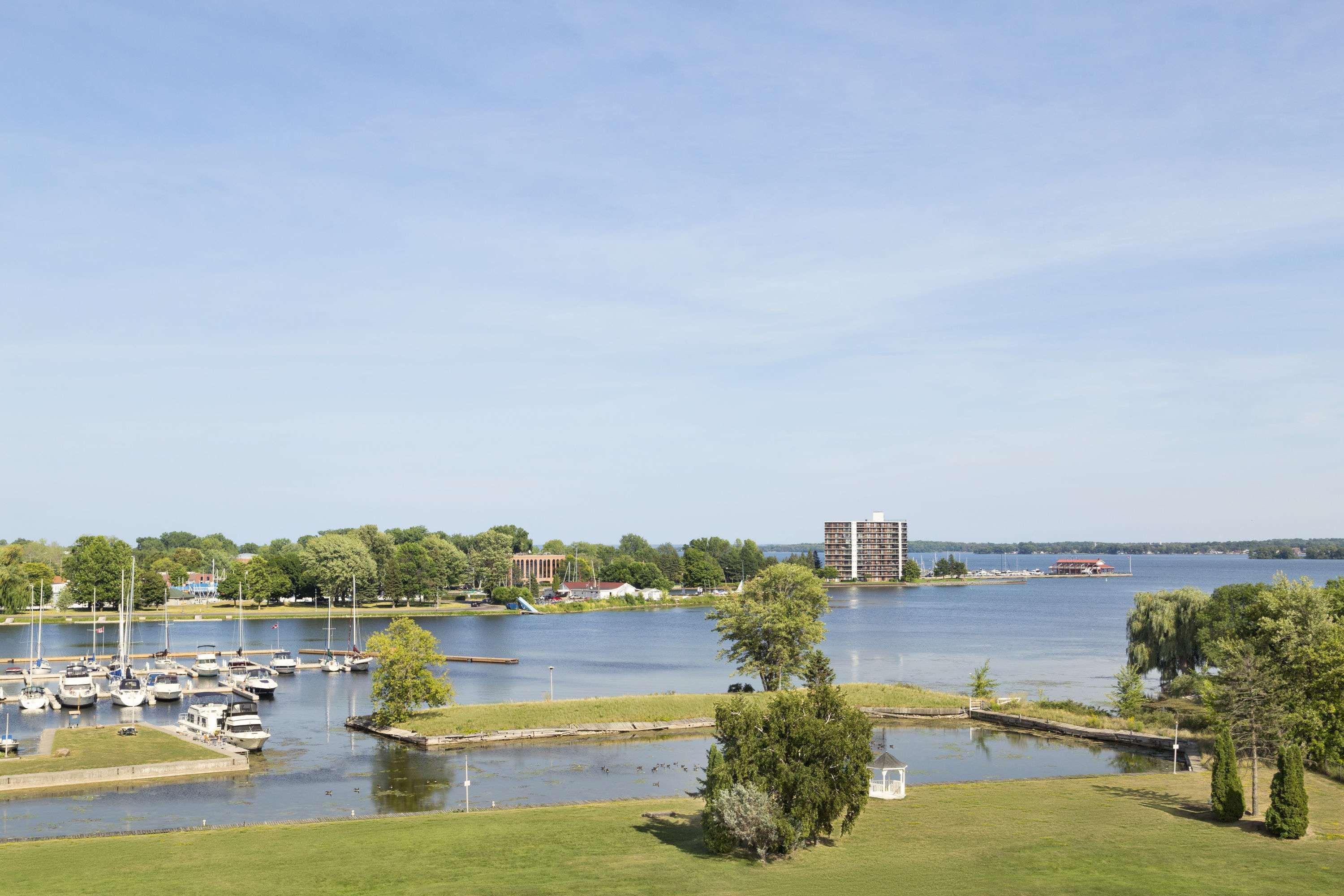 Ramada By Wyndham Belleville Harbourview Conference Center Экстерьер фото