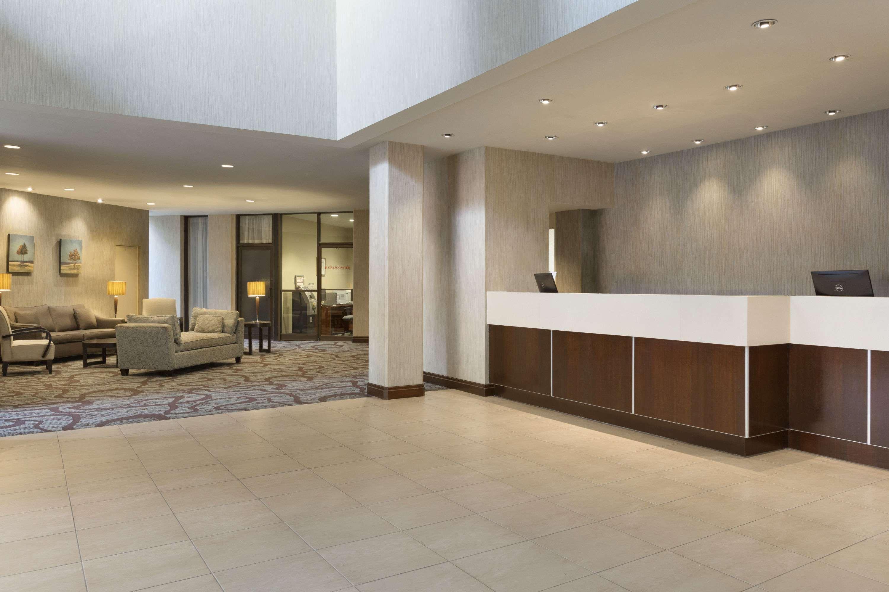Ramada By Wyndham Belleville Harbourview Conference Center Экстерьер фото