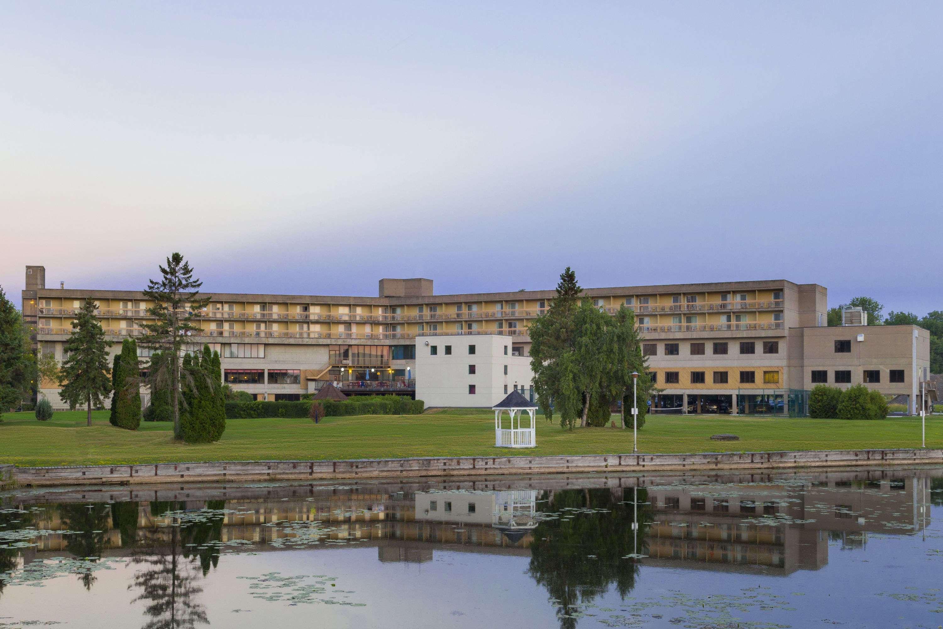 Ramada By Wyndham Belleville Harbourview Conference Center Экстерьер фото
