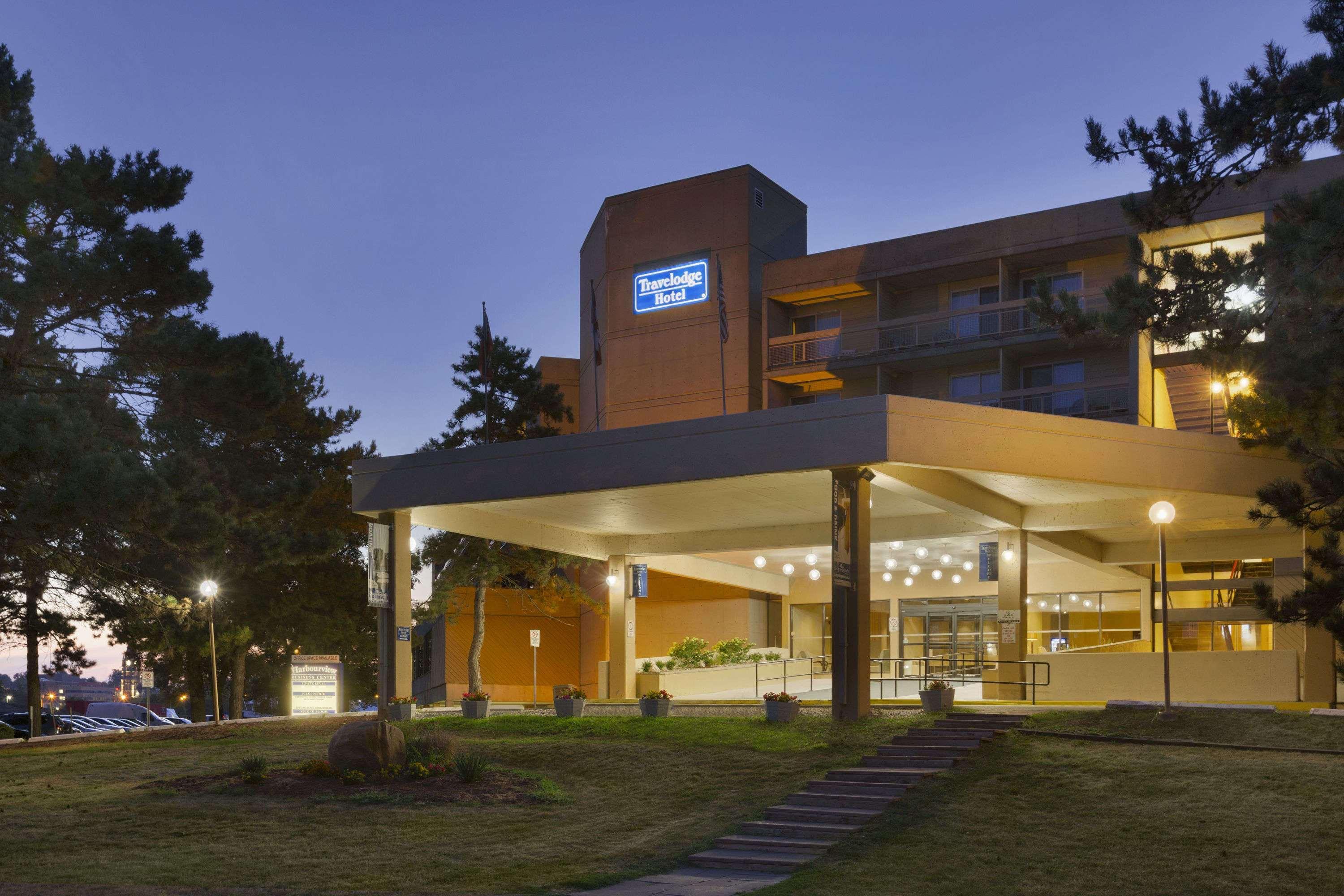 Ramada By Wyndham Belleville Harbourview Conference Center Экстерьер фото