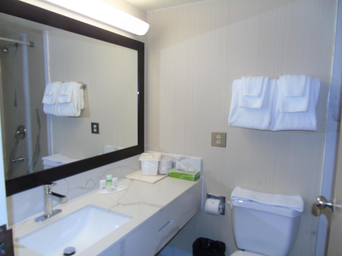Ramada By Wyndham Belleville Harbourview Conference Center Экстерьер фото