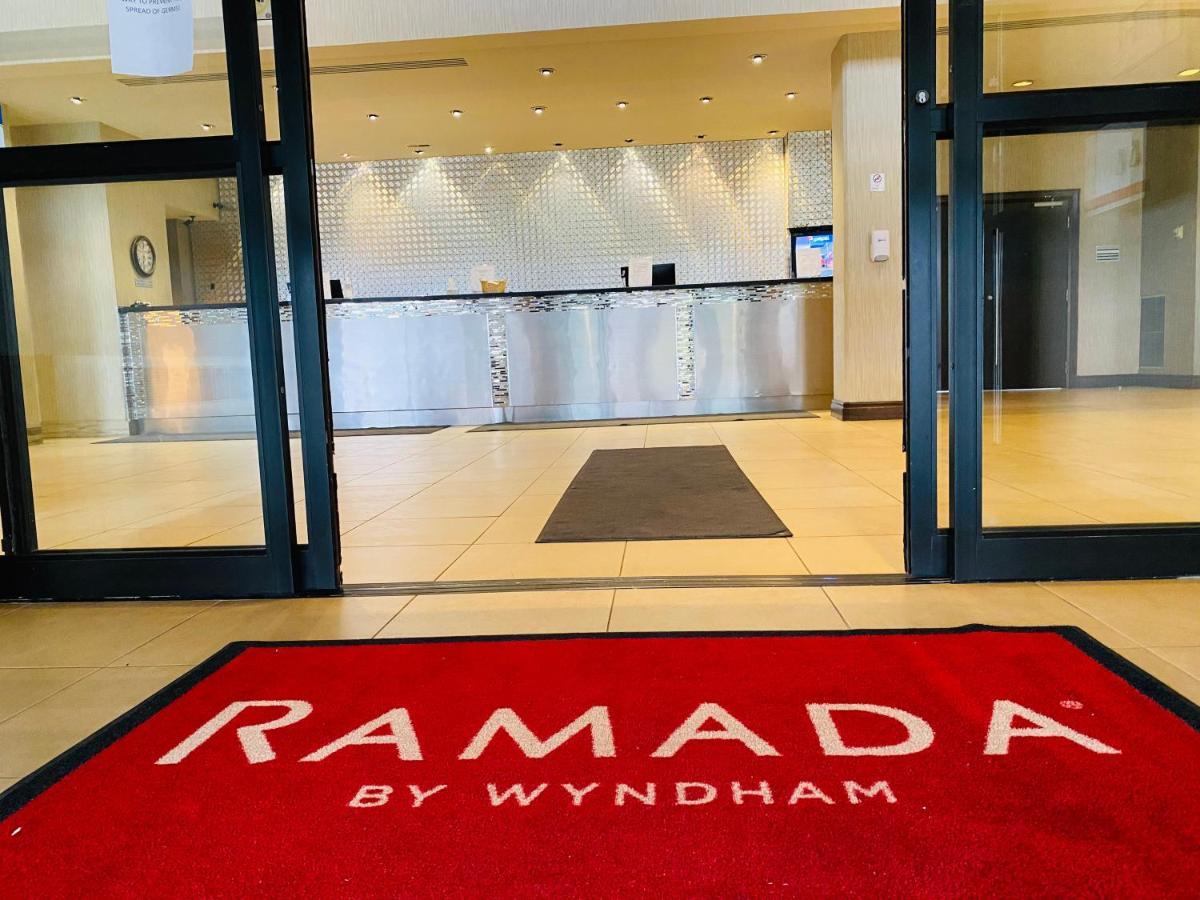 Ramada By Wyndham Belleville Harbourview Conference Center Экстерьер фото