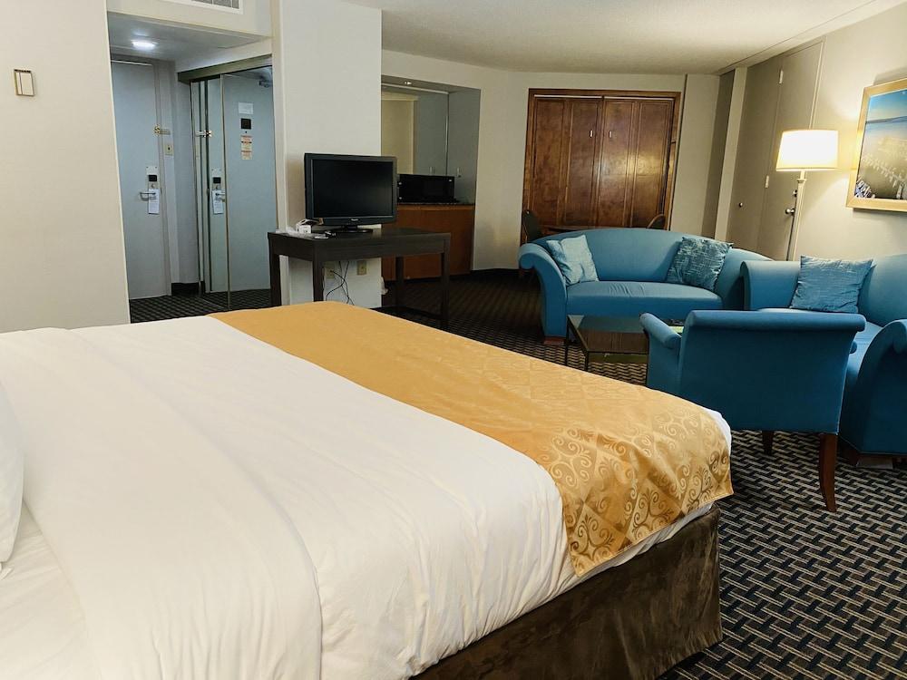 Ramada By Wyndham Belleville Harbourview Conference Center Экстерьер фото