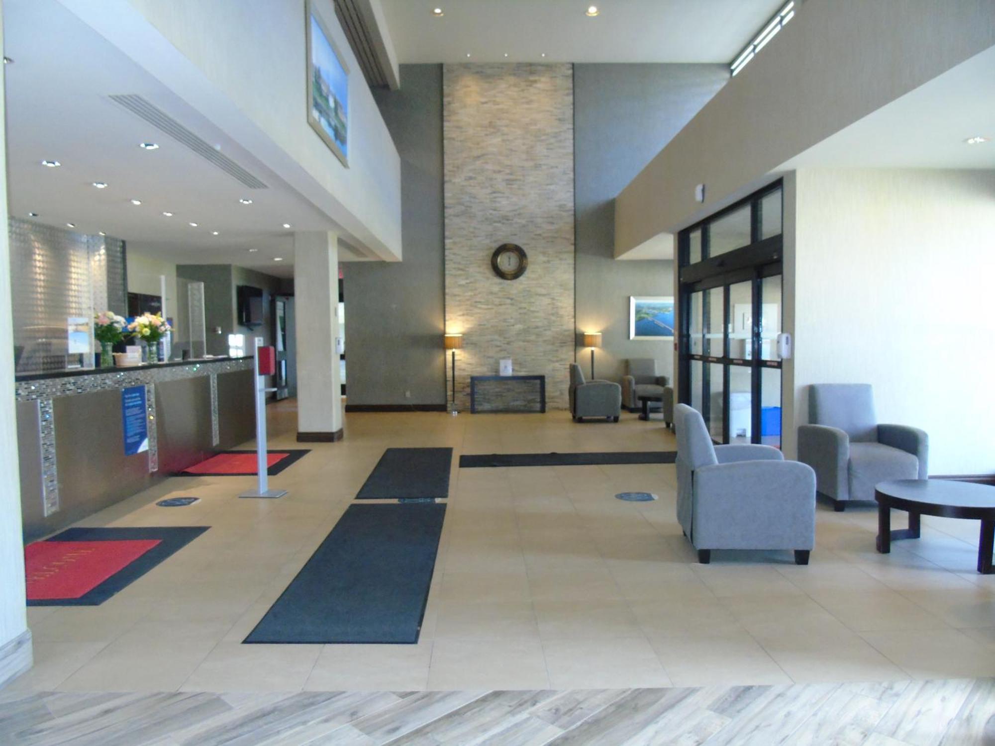 Ramada By Wyndham Belleville Harbourview Conference Center Экстерьер фото