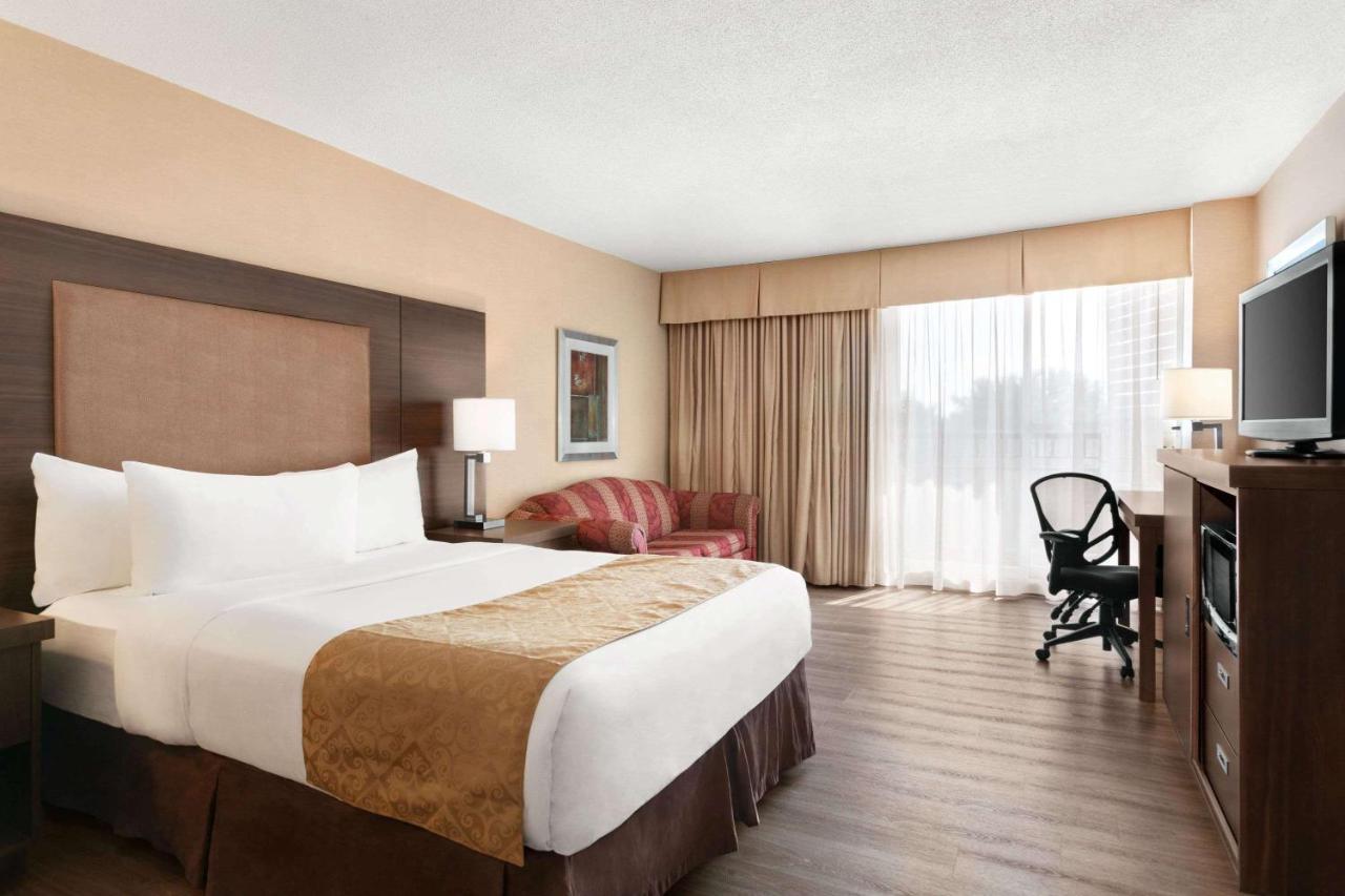 Ramada By Wyndham Belleville Harbourview Conference Center Экстерьер фото