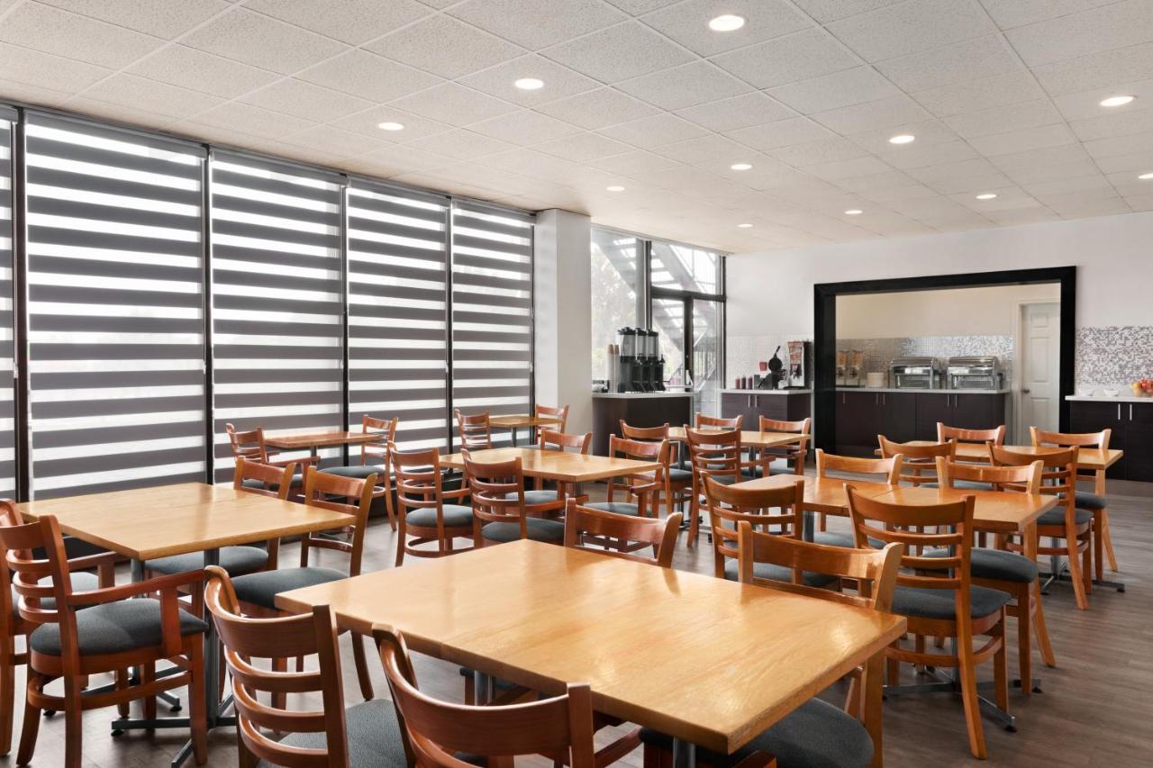 Ramada By Wyndham Belleville Harbourview Conference Center Экстерьер фото