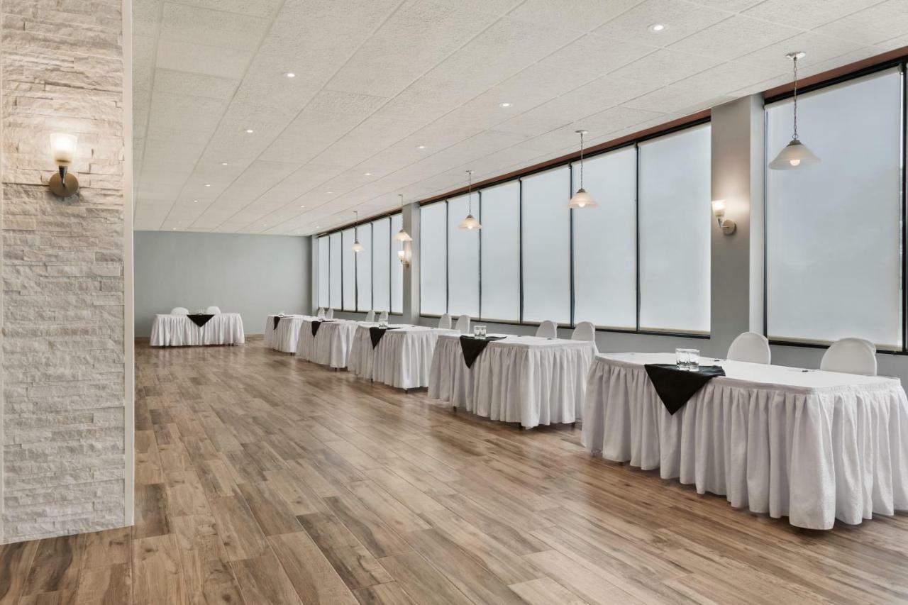 Ramada By Wyndham Belleville Harbourview Conference Center Экстерьер фото