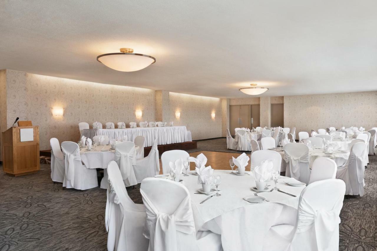 Ramada By Wyndham Belleville Harbourview Conference Center Экстерьер фото
