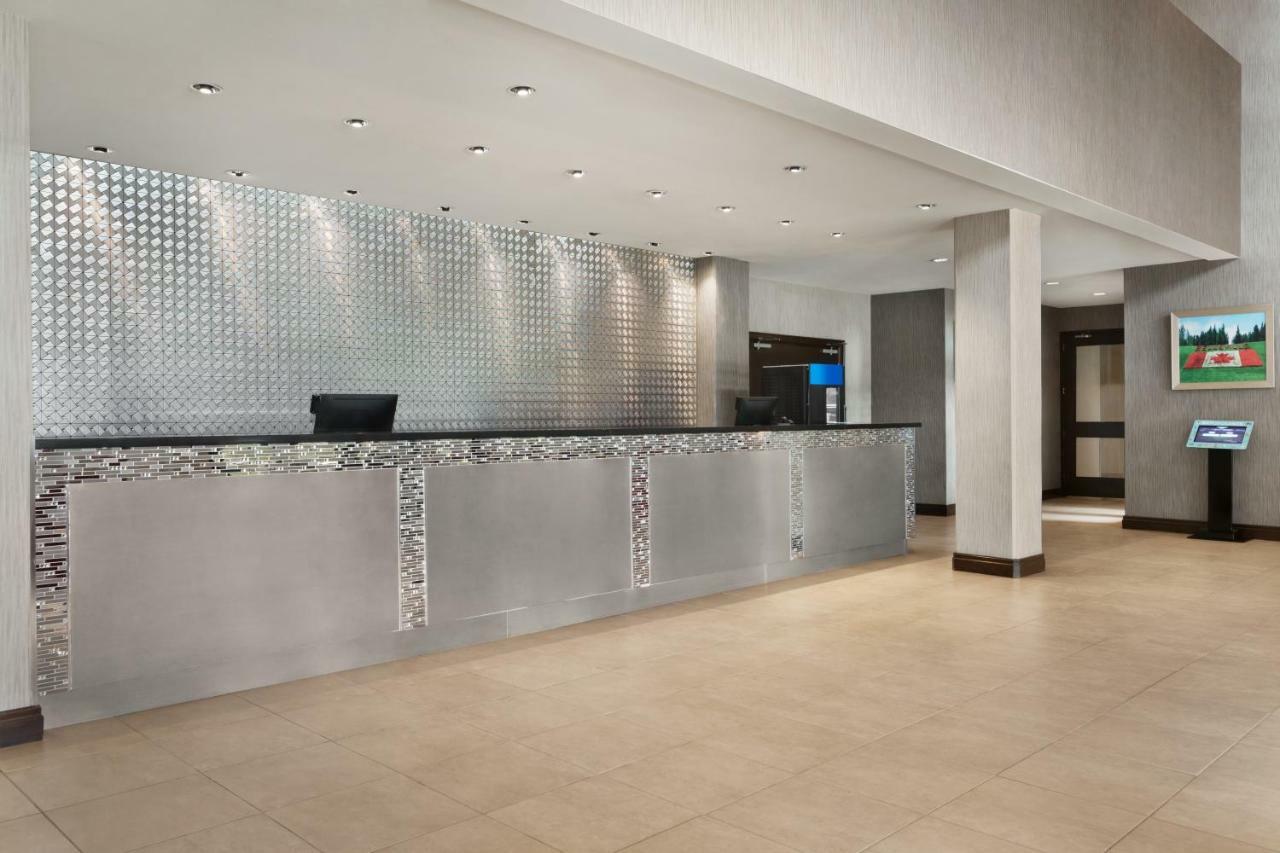 Ramada By Wyndham Belleville Harbourview Conference Center Экстерьер фото