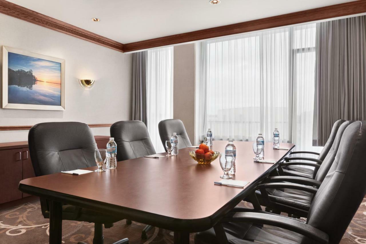 Ramada By Wyndham Belleville Harbourview Conference Center Экстерьер фото